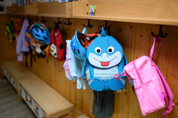 Un vídeo viral muestra a varios estudiantes con mochilas de hasta nueve kilos y reabre el debate sobre el peso que cargan los niños cada día.