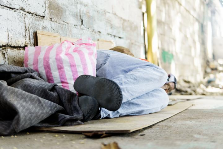 Una persona durmiendo en la calle.