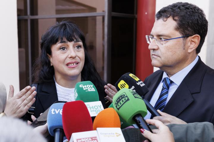 Juana Rivas atendiendo a los medios antes de declarar por la presunta sustracción de su hijo menor ante el Juzgado de Instrucción número 4 de Granada.