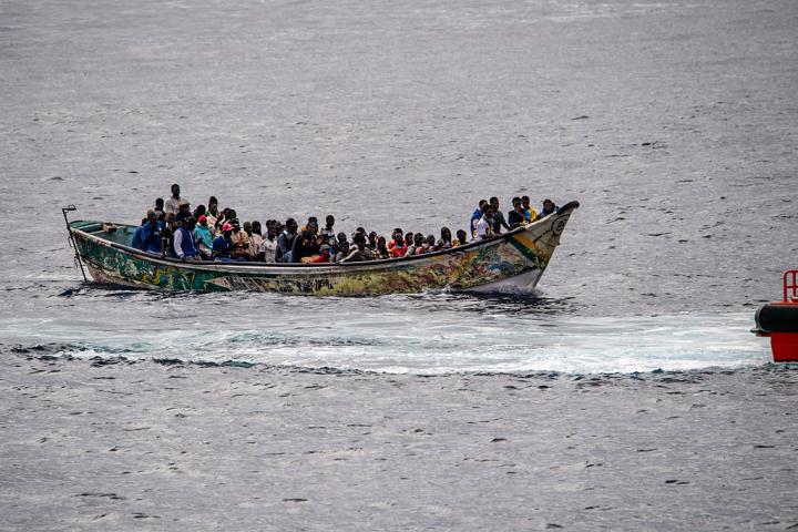 Migrantes en una embarcación el 24 de octubre de 2025 en El Hierro.