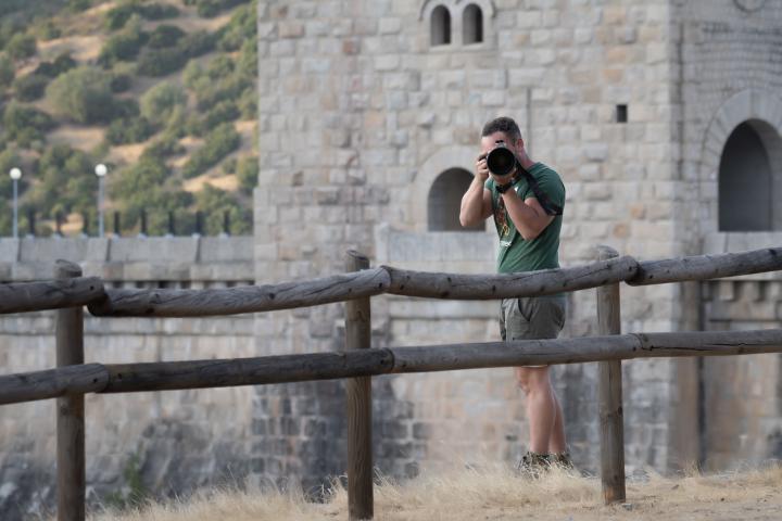 Ángel Hidalgo, tomando una foto en la naturaleza.