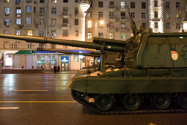 Artillería militar en las calles nocturnas de Moscú, Rusia.