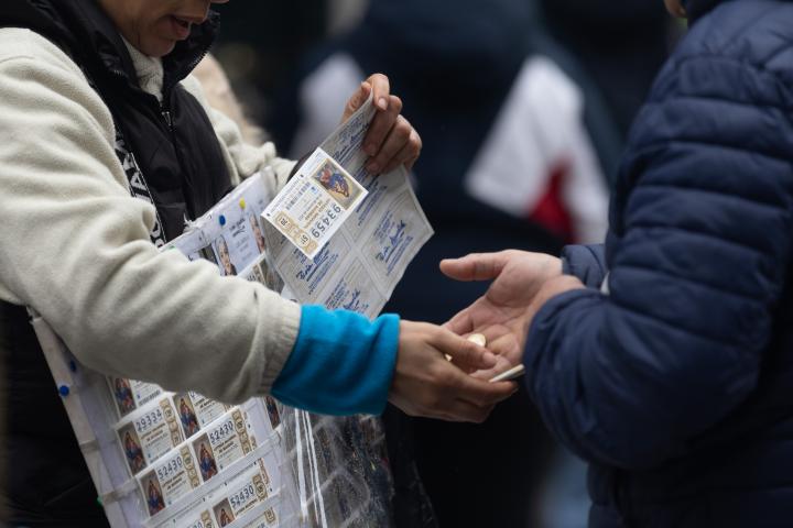 Comprando Lotería de Navidad.