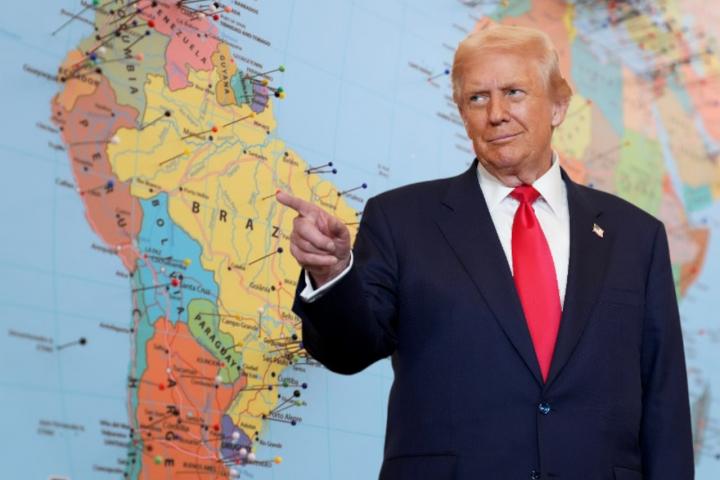 Fotomontaje de Donald Trump con un mapamundi.