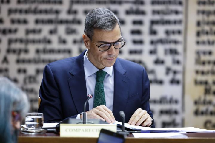 Pedro Sánchez con sus gafas este jueves en el Senado.