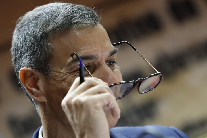 Pedro Sánchez sosteniendo las gafas de ver este jueves en el Senado.