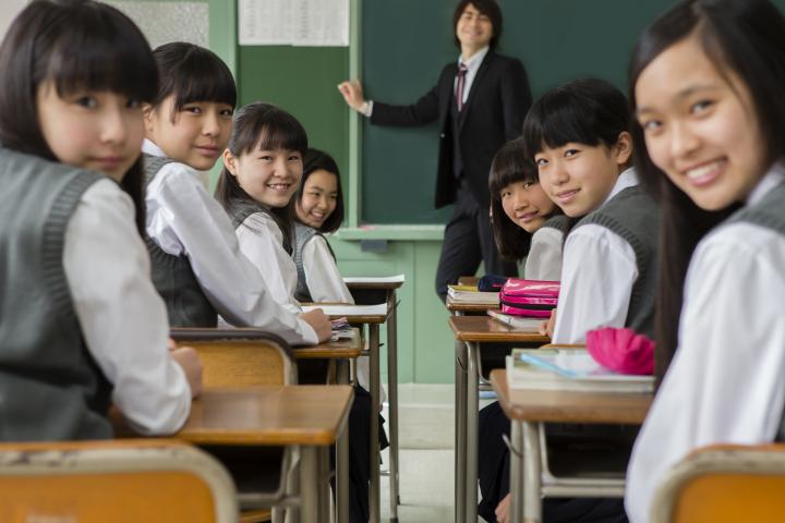 Profesores japoneses y alumnas japonesas en clase