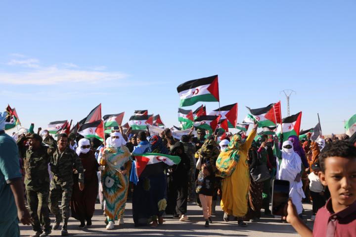 Refugiados saharauis en Tinduf se manifiestan contra la propuesta de EEUU de aprobar el plan marroquí en la ONU