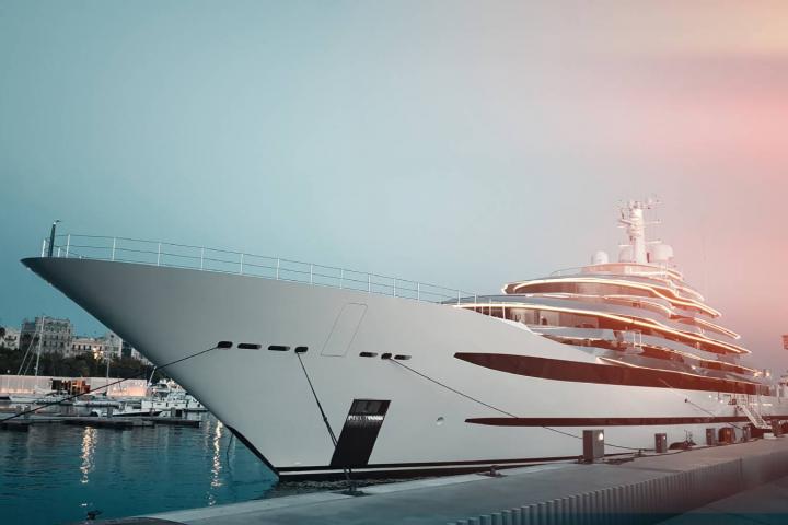 Yate de lujo amarrado en el puerto deportivo de Barcelona