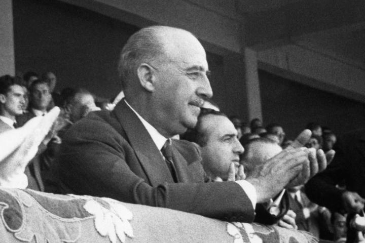 El dictador Francisco Franco, en una foto de archivo, aplaudiendo.