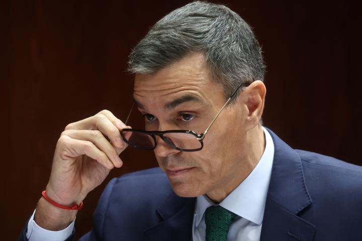 El presidente del Gobierno, Pedro Sánchez, con sus gafas en el Senado.