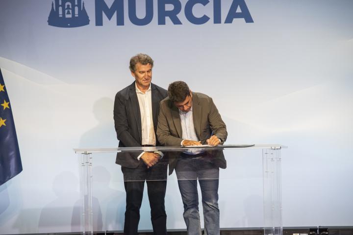Foto del pasado 28 de septiembre. Carlos Mazón firmando la 'Declaración de la Región de Murcia', junto a Alberto Núñez Feijóo.