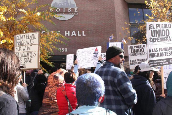 Decenas de personas protestaron contra las medidas de control migratorio del ICE frente al Ayuntamiento de Boise el domingo 2 de noviembre de 2025, en Boise, Idaho.