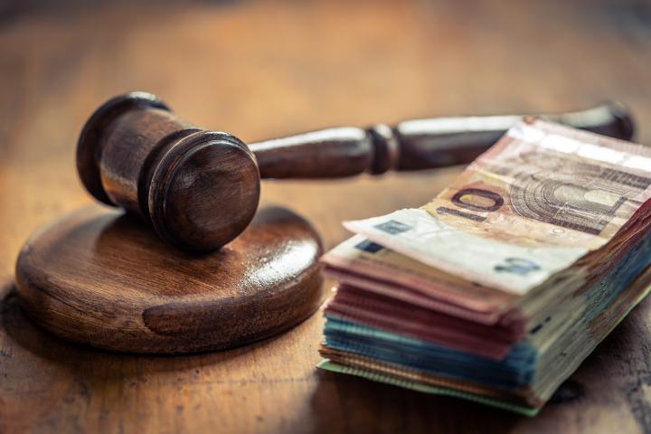 El mazo de un juez junto a billetes de euro