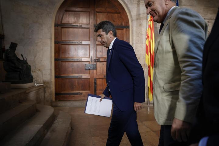 El president de la Generalitat, Carlos Mazón, al finalizar su comparecencia en la que ha anunciado que dimitirá al frente del Gobierno valenciano, pero seguirá como diputado en Les Corts Valencianes y no convocará elecciones autonómicas anticipadas.