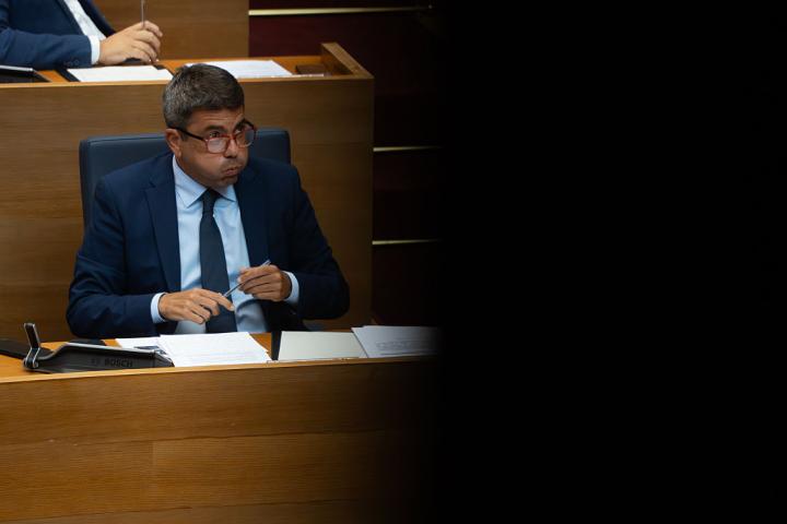 El presidente de la Generalitat, Carlos Mazón, resopla durante el Debate de Política General, en las Cortes Valencianas, el 23 de septiembre de 2025 en Valencia.