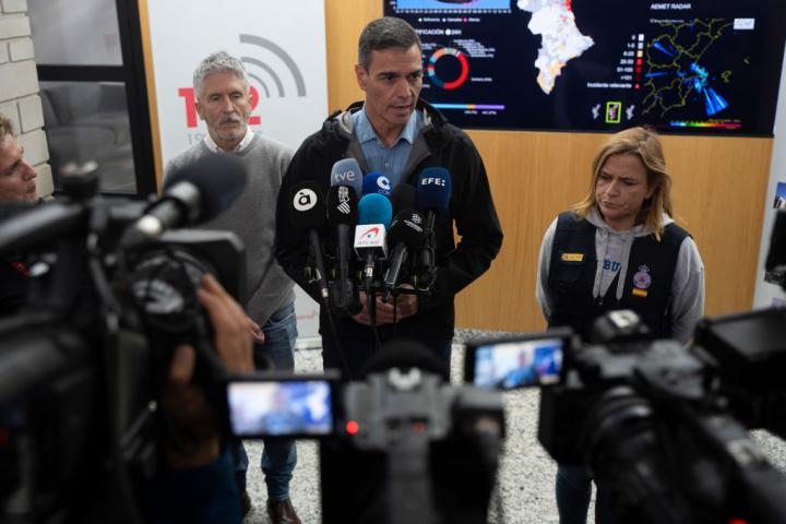 Fernando Grande-Marlaska, Pedro Sánchez y Pilar Bernabé, atendiendo a los medios el 3 de noviembre de 2024, en su visita al 112 de Valencia.