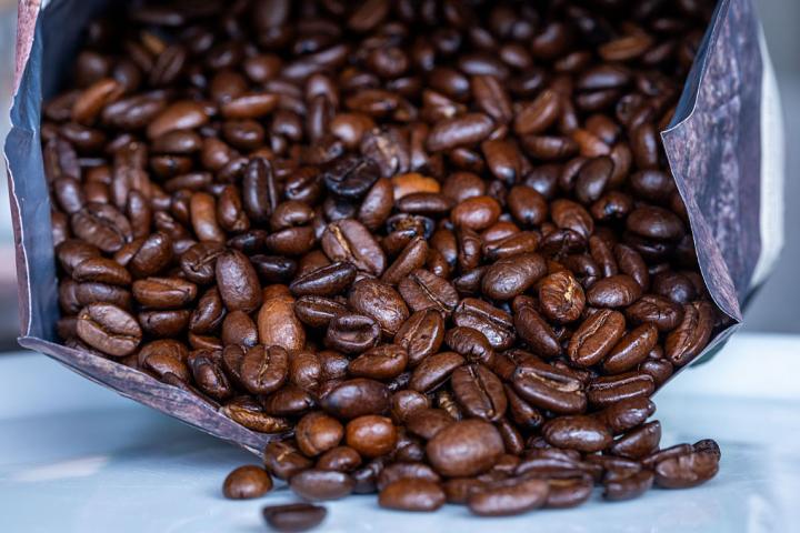 Granos de café tostados, en una imagen de archivo