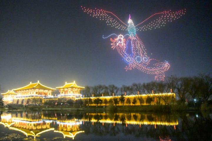 LUOYANG, CHINA - 10 DE FEBRERO: Drones forman un patrón sobre la antigua ciudad de Luoyang, de las dinastías Sui y Tang, para celebrar el Año Nuevo Lunar Chino el 10 de febrero de 2024 en Luoyang, provincia de Henan, China. La Fiesta de la Primavera, o Año Nuevo Lunar Chino, se celebra el 10 de febrero de este año.