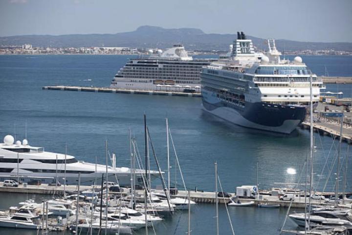 Un crucero embarcando en el Puerto de Mallorca, España