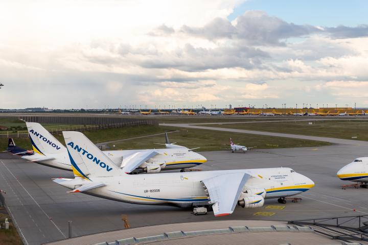 Varios aviones de carga ucranianos An-124-100 Ruslan estacionados en la plataforma de la terminal del aeropuerto de Leipzig Halle para su carga, servicio y mantenimiento.