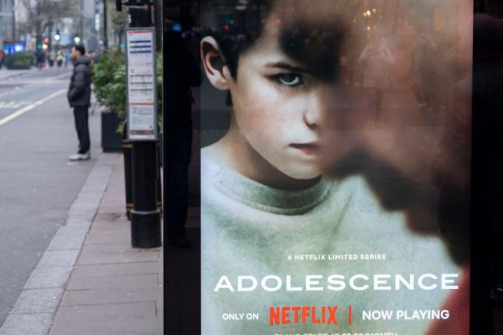 alt="alt="Personas que pasan interactuando con un cartel publicitario en una parada de autobús de la serie de Netflix 'Adolescence', cuya historia está generando debates en la sociedad y el gobierno sobre la masculinidad tóxica y el acceso de los niños a contenido peligroso y misógino en internet y las redes sociales. (Foto de Mike Kemp/In Pictures vía Getty Images)""