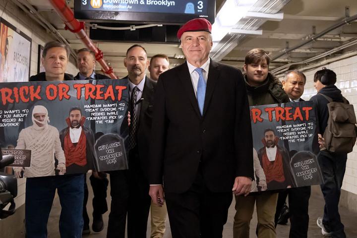 Curtis Sliwa, el candidato republicano para Nueva York, en un acto en el metro, dibujando a sus rivales como monstruos de Halloween, el 31 de octubre de 2025.