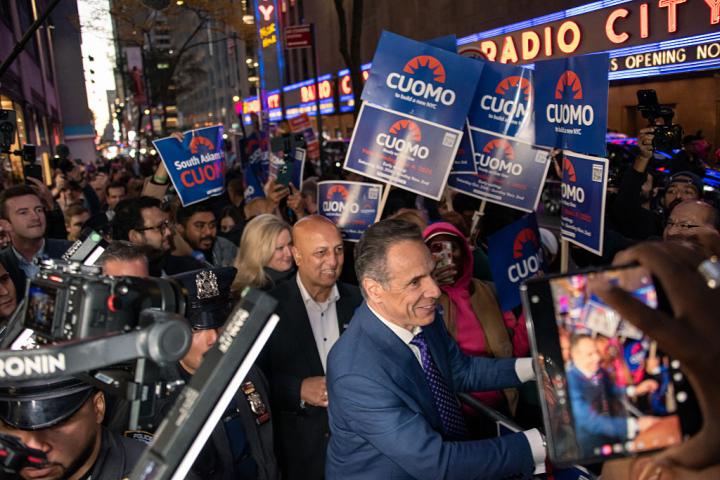 El candidato a la alcaldía de Nueva York, el independiente Andrew Cuomo, saluda a sus simpatizantes frente a la Torre Trump, en Manhattan, el 16 de octubre de 2025.