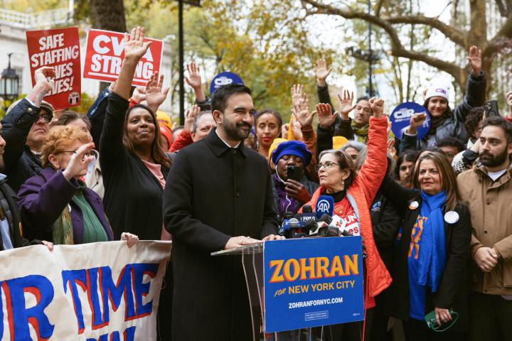El demócrata Zohran Mamdani, rodeado de simpatizantes durante un acto político en Brooklyn (Estados Unidos), el 3 de noviembre de 2025.