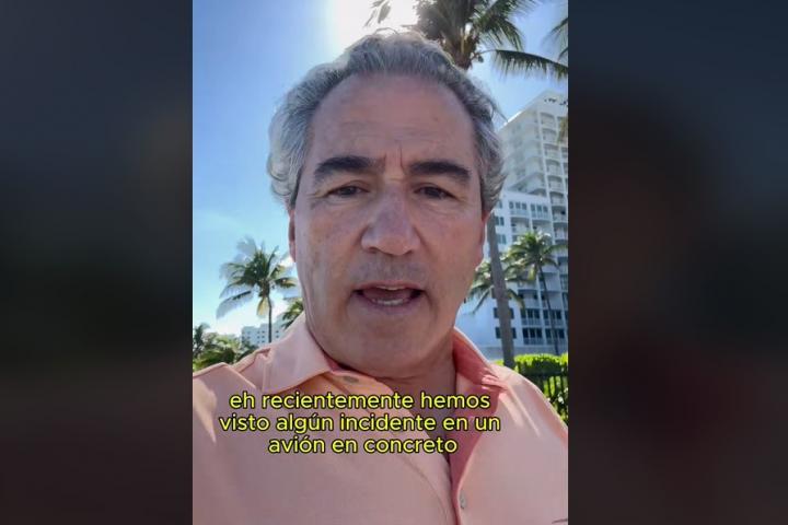 El piloto Ramón Vallès, avisando sobre los móviles en los aviones.