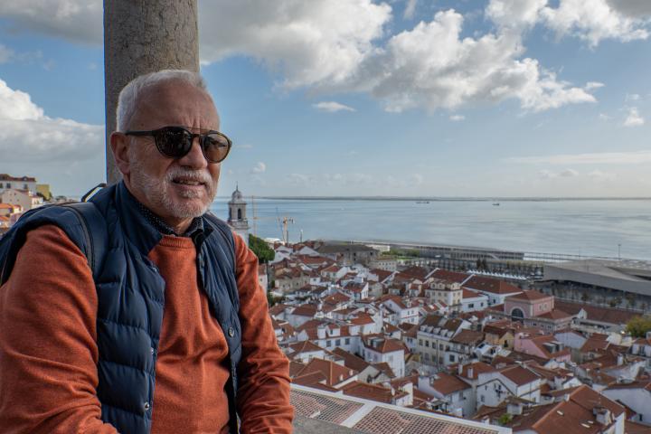 Hombre turista maduro que visita Lisboa, Portugal, Retrato del destino de viaje