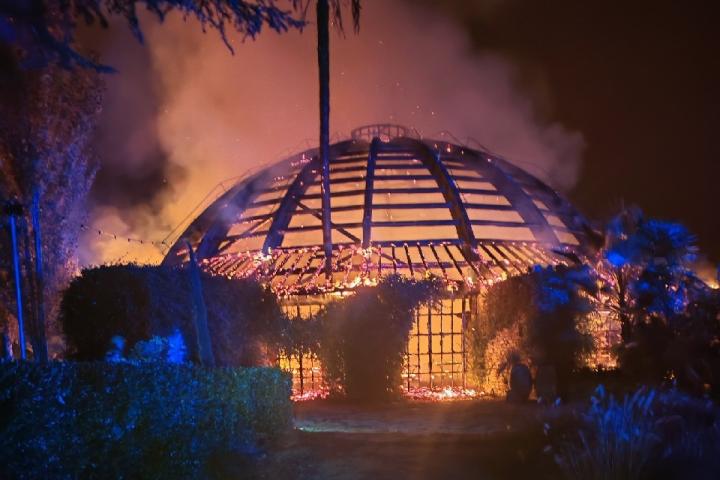 Imagen de los bomberos de una de las zonas del restaurante Mas Marroch de los hermanos Roca en Vilablareix, que ha sido afectado por un incendio.