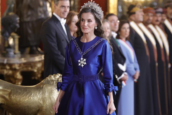 La reina Letizia con la tiara de María Cristina en la cena de gala en el Palacio Real por la visita de Estado del sultán de Omán a España
