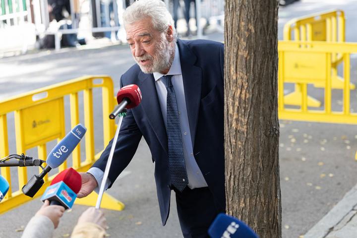 Miguel Ángel Rodríguez atiende a los medios a la salida del Tribunal Supremo este 4 de noviembre