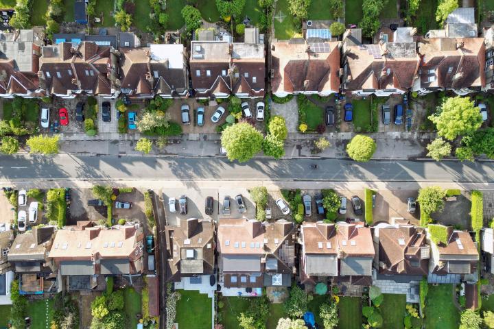 Numerosos jardines con árboles