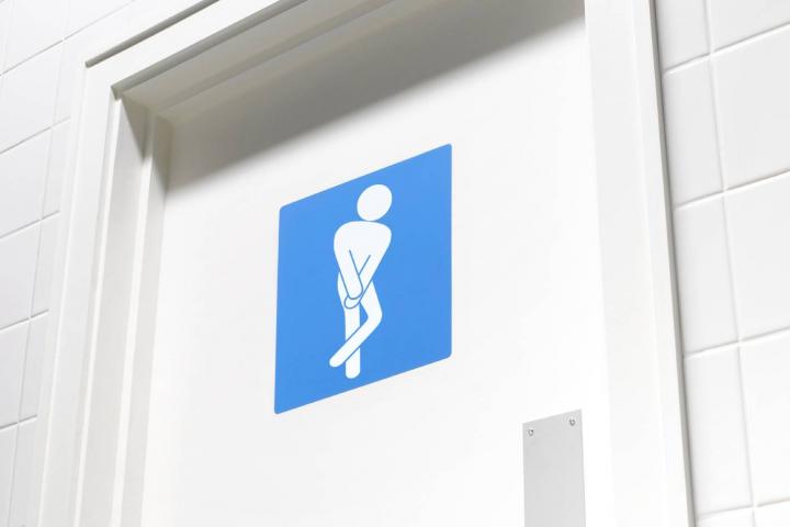 Señal divertida de ir al baño