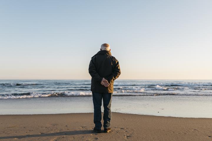 Un jubilado en una playa