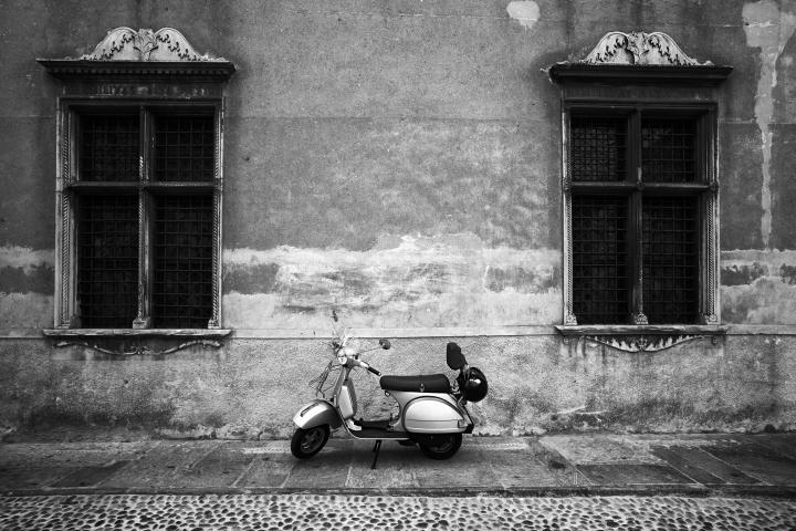 alt="alt="Vespa Piaggio. Blanco y negro -""