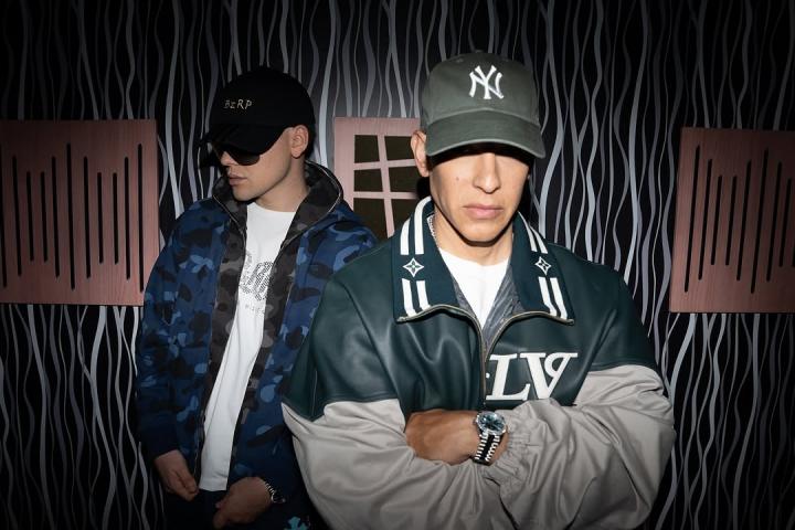 Bizarrap y Daddy Yankee posan en el estudio antes del lanzamiento de la BZRP Music Session #0/66.