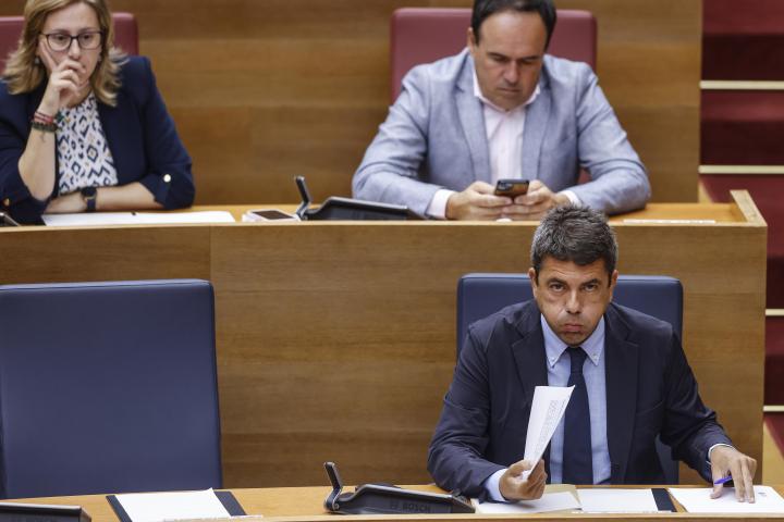 Mazón resopla en su butaca del parlamento durante una sesión en Les Corts