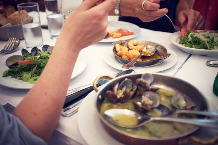 Disfrutando de una comida en el restaurante
