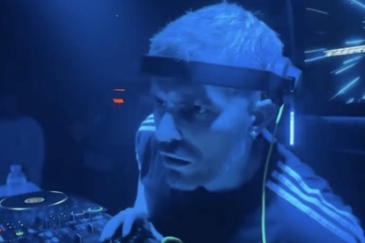 El DJ Anxo Silva mira con gesto de incredulidad durante su sesión en una discoteca, mientras dos clientas le piden que ponga música de Sonia y Selena