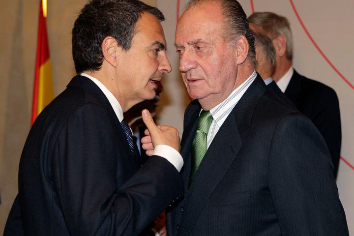 José Luis Rodríguez Zapatero le cuenta algo a Juan Carlos I en un encuentro en 2010