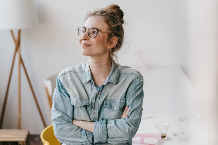 Joven sonriente en la oficina mirando hacia un lado