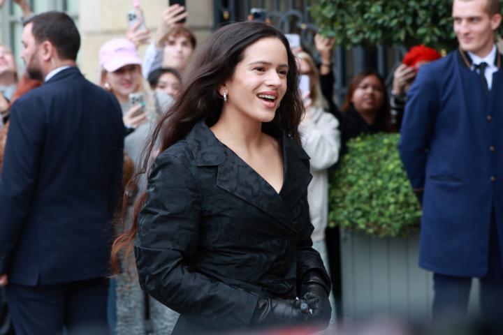 La cantante Rosalía visita la ciudad de París.