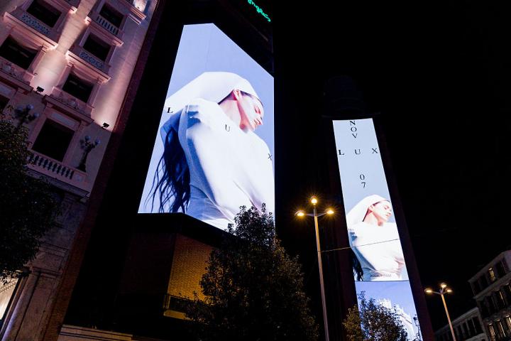 La portada de 'Lux' de Rosalía en Callao.