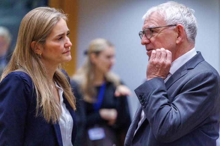 La vicepresidenta tercera y ministra de Medio Ambiente de España, Sara Aagesen, conversa con su homólogo alemán, Jochen Flasbarth.