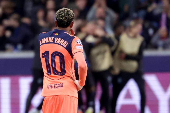 Lamine Yamal observa a los jugadores del Brujas celebrar uno de los goles