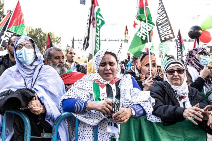 Unas mujeres saharauis, vestidas con sus trajes tradicionales, en una protesta por el Sáhara libre en Madrid.