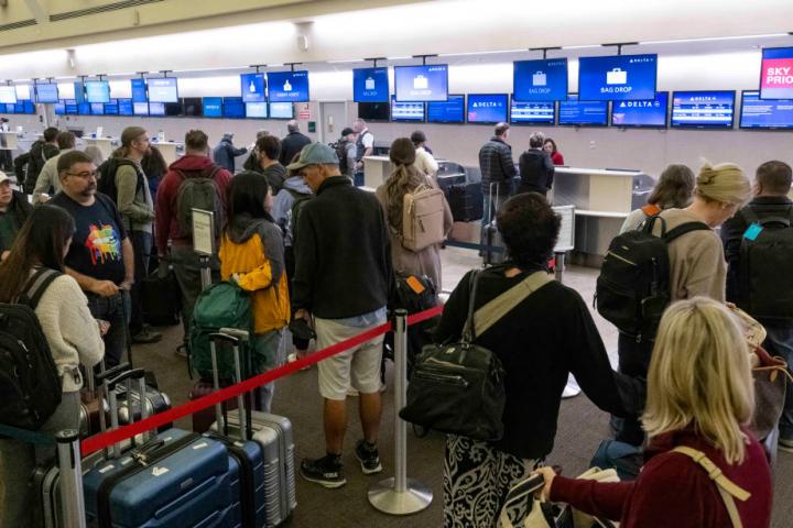 Viajeros en la cola del aeropuerto John Wayne de Santa Ana, en California.
